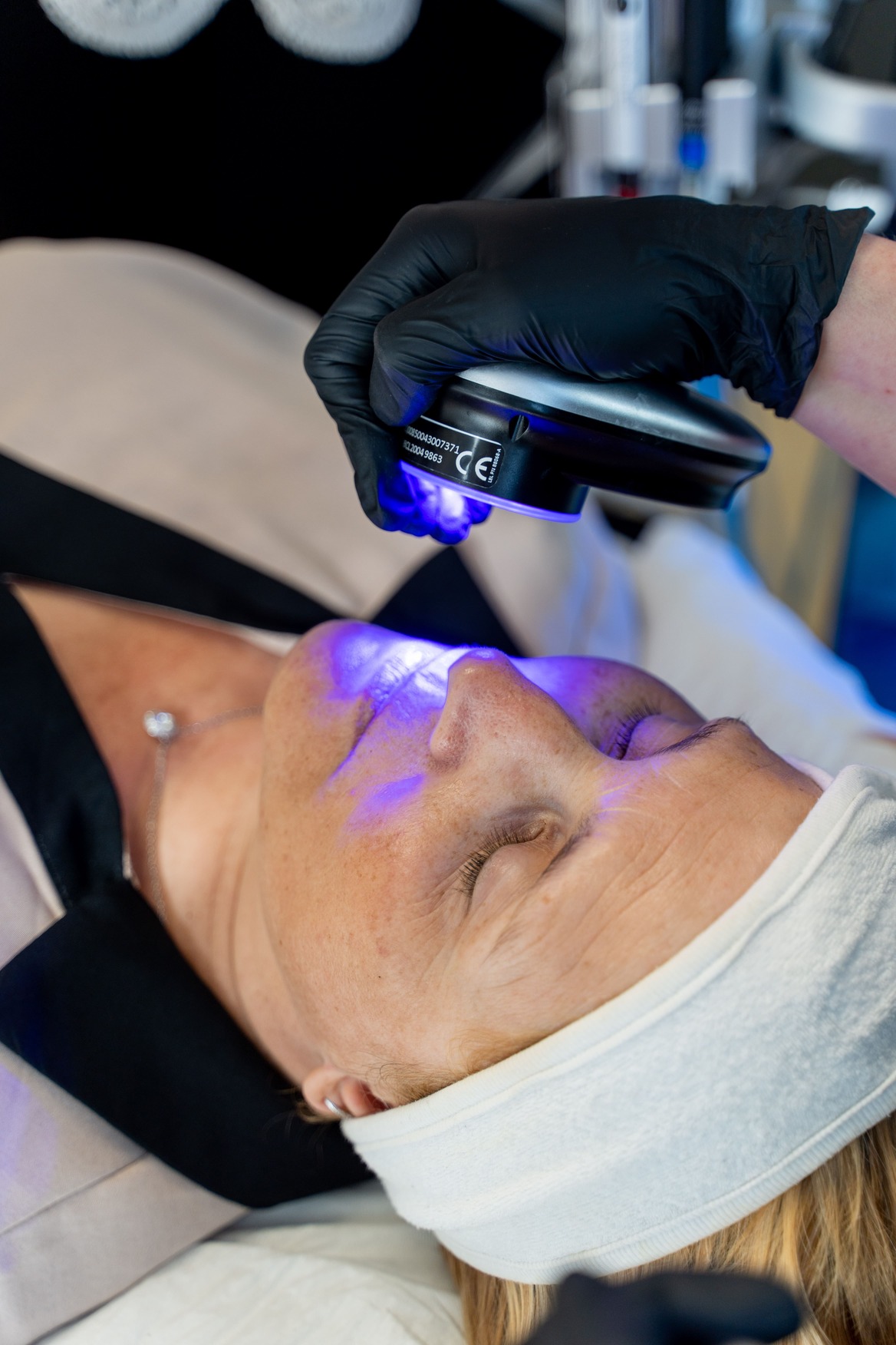 Soin hydrafacial réalisé sur un visage de femme